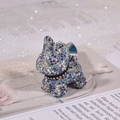 Portachiavi bulldog francese con strass blu e bianchi luccicanti su un tavolo - Blu