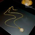 Luxe gouden zonnebloem hanger ketting met fonkelende zirkonia op donkere basis - Goud