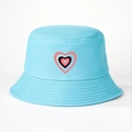 Dettaglio del cappello a secchiello azzurro in cotone con stampe a cuore multicolore - M (56-58cm) / Celeste