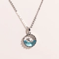 Dettaglio della collana con pendente a balena con cristallo blu e finitura argento - Oro Bianco