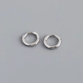 Detailansicht der silbernen S925 Sterling Silber Huggie Creolen mit poliertem Finish - 6mm Innendurchmesser (Platinfarbe)