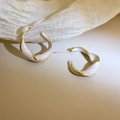 Orecchini a cerchio Mobius a C in smalto bianco crema con bordi dorati lucidi - Stile a Forma di C Intrecciata (20# Ago d'Argento) / Bianco