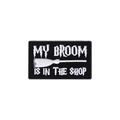 Zwarte emaille rechthoekige speld met My Broom Is In The Shop tekst en bezemafbeelding - MY BROOM IS IN THE SHOP (QHXZ1061)