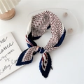 Carré de soie plissé aux motifs géométriques rouge blanc bleu avec ruban rose - Bord Bleu Marine Rayures Mixtes