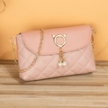 Bolso bandolera rosa acolchado con herrajes de orejas de gato doradas y colgante de perla - Rosa