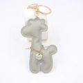 Grijze kunstleren giraffe sleutelhanger met gouden ring op een witte achtergrond - Grijs