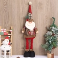 Stehender Weihnachtsmann mit Teleskopbeinen und Plüschoutfit in festlicher Kulisse - Karierter ausziehbarer Weihnachtsmann