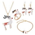 Makroaufnahme von goldenem Rentier-Schmuckset mit Kette, Ohrringen, Ring und Armband - Elch
