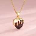 Collana dorata con ciondolo a cuore in zircone viola e dettagli di design in metallo fuso - Viola