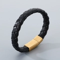 Bracciale da uomo in pelle nera intrecciata con chiusura magnetica in oro opaco - Pelle Nera Fibbia Dorata (KB205373-JR)
