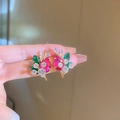 Orecchini a fiore con zirconi rosa e verdi incastonati in una montatura dorata - Perno in Argento - Orecchini a Foglia con Strass Rosso Rosa