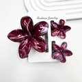 Three-piece purple marble effect frangipani flower hair claw clips on white display card - Marble-look Extreme Red Set (with Card)