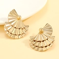 Elegantes pendientes colgantes de triple capa en forma de abanico dorado con acabado pulido - Pendientes de Estilo Abanico de Capas Múltiples (N-320) / Dorado