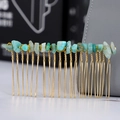 Dettaglio di pietre naturali blu cielo avvolte a mano su un pettine per capelli dorato - Amazonite + Pettine Oro 20 Denti