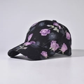 Dettaglio del cappellino da baseball con stampa a rose viola su tessuto nero - Regolabile / Rosa Viola