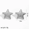 Vista dettagliata degli orecchini a stella in argento con trama graffiata e misure di 28mm - Orecchini a pentagramma con texture spazzolata verticale argentata (TE60588-S)