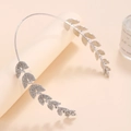 Détail du serre-tête feuilles argentées avec strass brillants pour accessoire mariée - Argenté