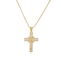 Détail d'un collier pendentif croix doré orné de pierres de zircone cubiques étincelantes - Zircone Blanche / 22561