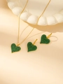 Dettaglio di parure dorata con collana e orecchini con cuori incastonati di pietre verdi - Set di Collana e Orecchini 11