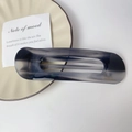 Fermaglio per capelli in acetato grigio scuro traslucido con scritta dorata a mano - Blu e Bianco