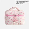 Beauty case trapuntato rosa con fiocchi, manico e ciondolo a perla sulla zip - Borsa a Secchiello con Fiocco Rosa e Bianco
