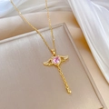 Elegante goldene Flügel-Halskette mit rosa Herzanhänger und Zirkonsteinen auf weißer Seide - Rosa Herzflügel-Stil (F524)