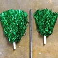 Paar groene cheerleading pompons met wit handvat en meetlint voor afmetingen (30-35 cm) - Rechte Handgreep 40 G Groen (middelste Dichtheid Geschikt Voor Middelbare Scholieren + Volwassenen)