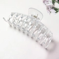 Dettaglio della molletta per capelli in acrilico trasparente con molla in argento - 11cm / Stile Chiglia Trasparente
