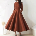 Detalle de la textura de pana marrón de un vestido largo elegante con talle alto - S / Marrón