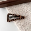 Detailed view of a leopard print triangular BB hair clip on a cozy knitted background - Coffee Leopard - Triangle