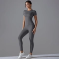 Dettaglio del set da yoga grigio antracite con t-shirt a maniche corte e leggings - Grigio scuro