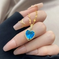 Détail macro d'un collier vintage doré avec un pendentif cœur en zircon bleu - 0635-Or Cœur Bleu