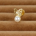 Gros plan sur boucle d'oreille papillon dorée avec cristaux AB et perle blanche ronde - Y25048-4 Or (Papillon évidé avec perle)