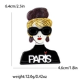 Parijs meisje acryl broche met geel golvend haar en zwarte zonnebril voor dames kostuums - Zwart (4587-BK)