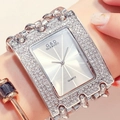 Dettaglio dell'orologio al quarzo da donna in argento con strass scintillanti sul polso - Quadrante Bianco Cinturino Argento Con Diamanti