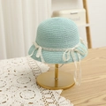 Dettaglio del cappello di paglia verde menta con pizzo bianco e fiocco per bambina estivo - S (Bambini 52cm 1-6 anni) / Cappello Blu