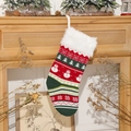 Chaussette de Noël tricotée avec motif bonhomme de neige sur un manteau de cheminée - Motif Bonhomme de Neige