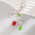 Dettaglio del portachiavi con fragola a cuore e perle su un vassoio bianco ondulato - Stile Stella Fragola Rossa (0233)