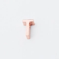 Detailweergave van de spiegelgepolijste roségouden roestvrijstalen kraal met letter T - Letter T (XKZ007-Roségoud T)