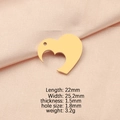 Dimensiones detalladas del colgante de corazón dorado de 22 mm sobre fondo de tela rosa - Corazón Grande Hueco Exterior / Dorado