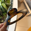 Detail einer großen Haarklammer aus Harz mit Schildpattmuster in Bernstein und Braun - Matt Helle Schildpatt