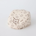 Detail van berenborduursel en Bangbi-print op een crème katoenen twill baby baret - 48cm (5-18 maanden) / Off-wit