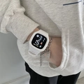 Detalle de reloj LED digital blanco con pulsera de cadena de plata en la muñeca - Blanco