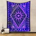 Dettaglio di un arazzo bohémien con sole e luna su una parete interna strutturata - Astrologia Viola (GT107502) / 73X95CM (Spazzolato Transfrontaliero)