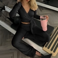 Set yoga da donna in due pezzi nero con top corto con scollo a V e pantaloni a zampa - S / Nero
