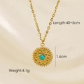 Detail der Goldsonne mit grünem Stein, zeigt 40+5cm Länge und 1,6cm Anhängergröße - Gehämmerte Amazonit-Scheibe