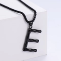 Ciondolo lettera E in acciaio inossidabile nero lucido con trama lavica su pietra bianca - Lettera E (Nero Con Catena)