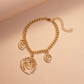 Dettaglio del ciondolo a fiore a spirale dorato e della catena a maglie spesse in oro - Bracciale Rosa a Spirale / Bracciale - Oro