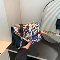 Umhängetasche mit Pop-Art-Graffiti-Print und goldener Kette aus schwarzem Leder - Schwarz
