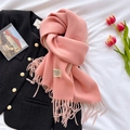 Detail van roze en beige dubbelzijdige kasjmierachtige sjaal met franjes en een label - 200*70cm / Koreaans Roze